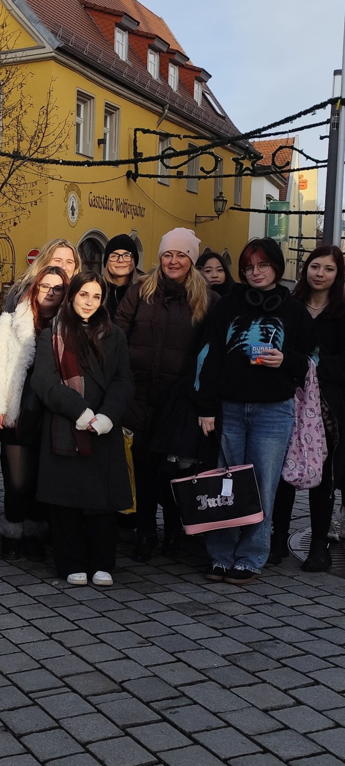 Screenshot_2025-12-16-17-44-06-573_com.miui.gallery